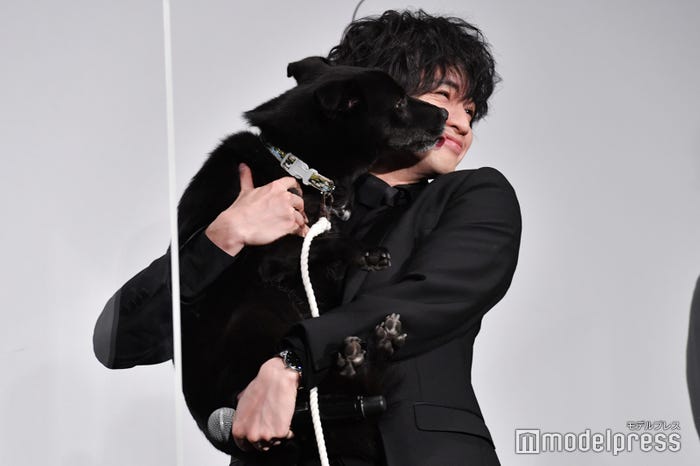 クロ(大吉)から熱烈な“12月のキス”をされる中島健人 (C)モデルプレス