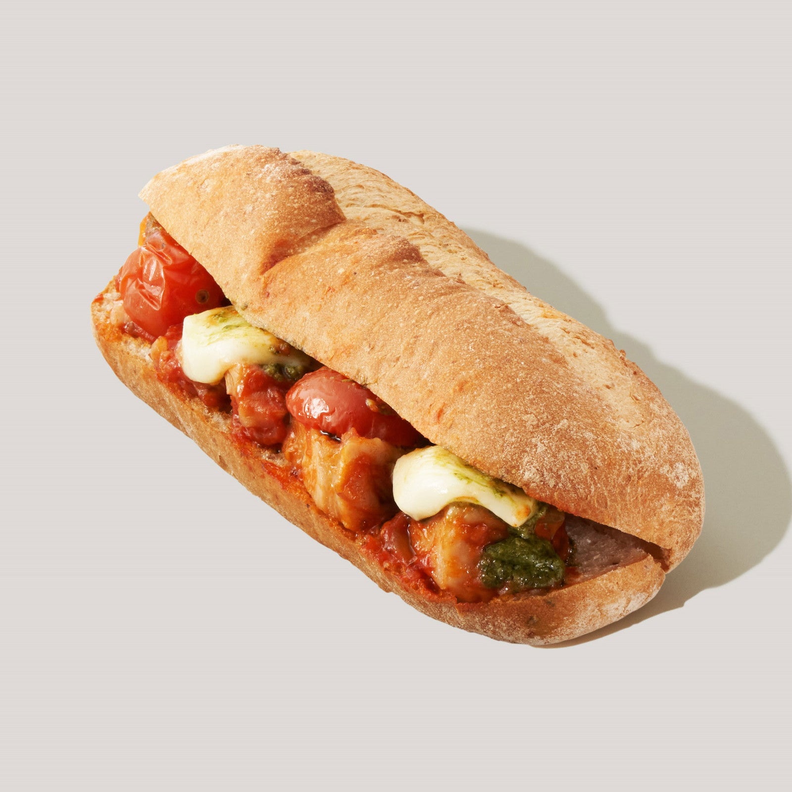 バジルチキン＆トマトモッツァレラ 石窯フィローネ¥545／画像提供：スターバックス コーヒー ジャパン