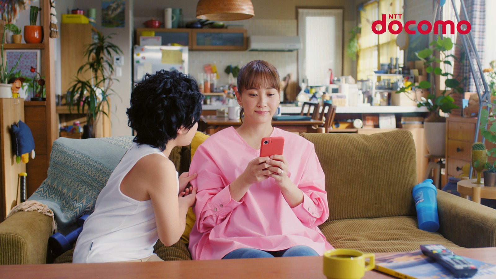 みずき君、藤本美貴／新TVCM「スマホいつ持たせるか問題」篇より（提供写真）