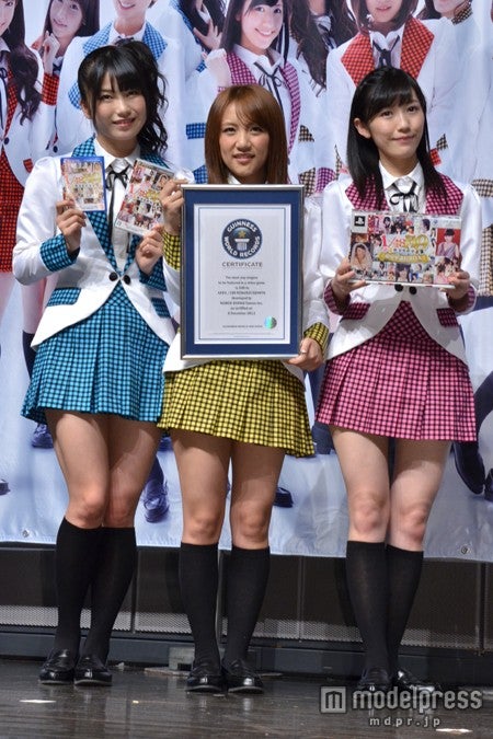 制服姿で登場したAKB48メンバー（左から：横山由依、高橋みなみ、渡辺麻友）