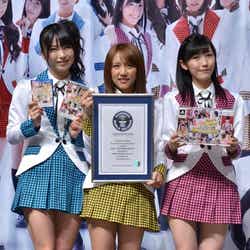 制服姿で登場したAKB48メンバー(左から:横山由依、高橋みなみ、渡辺麻友)