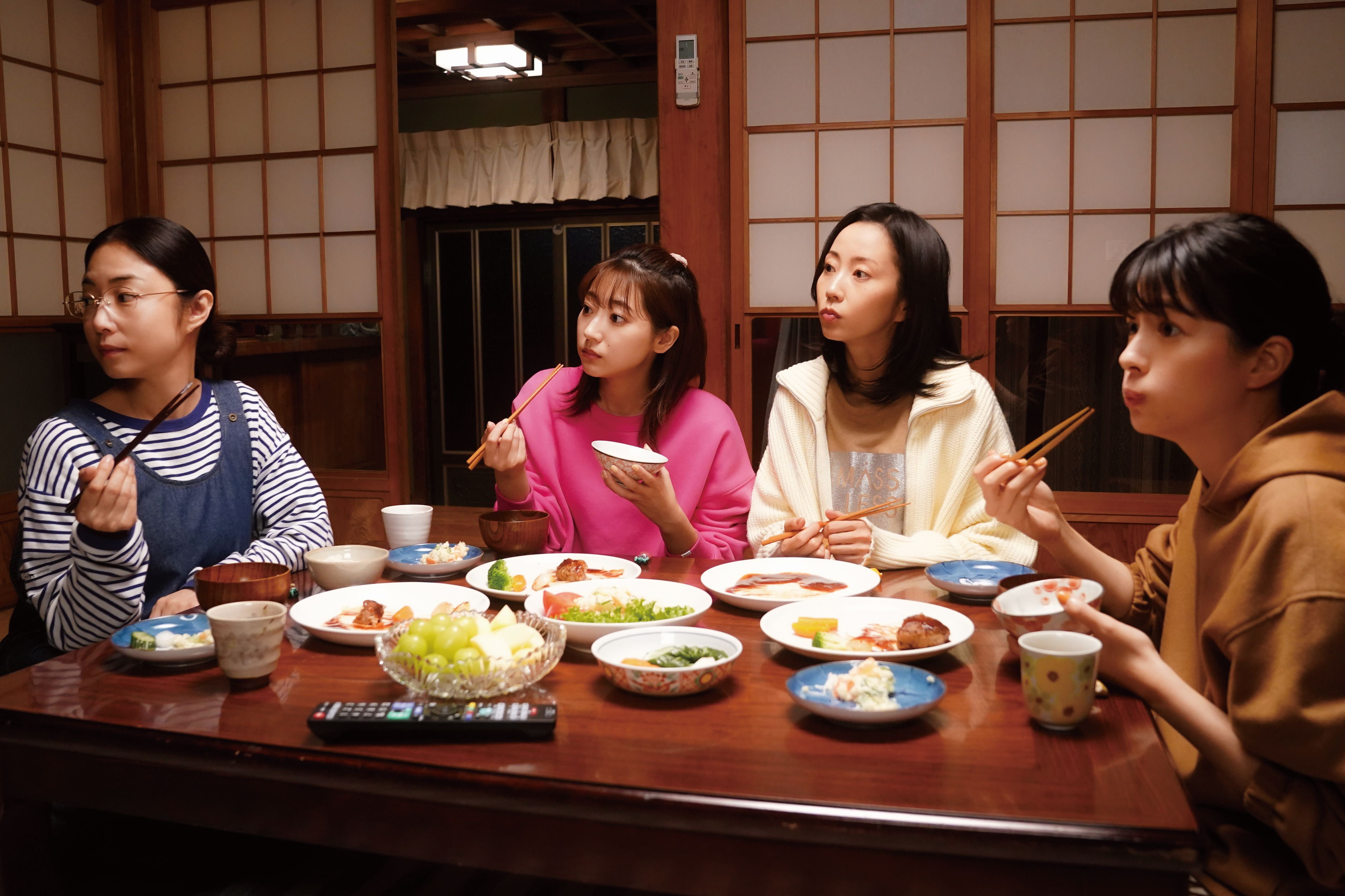 MEGUMI、武田玲奈、木南晴夏、佐久間由衣（C）映画「おいハンサム！！」製作委員会