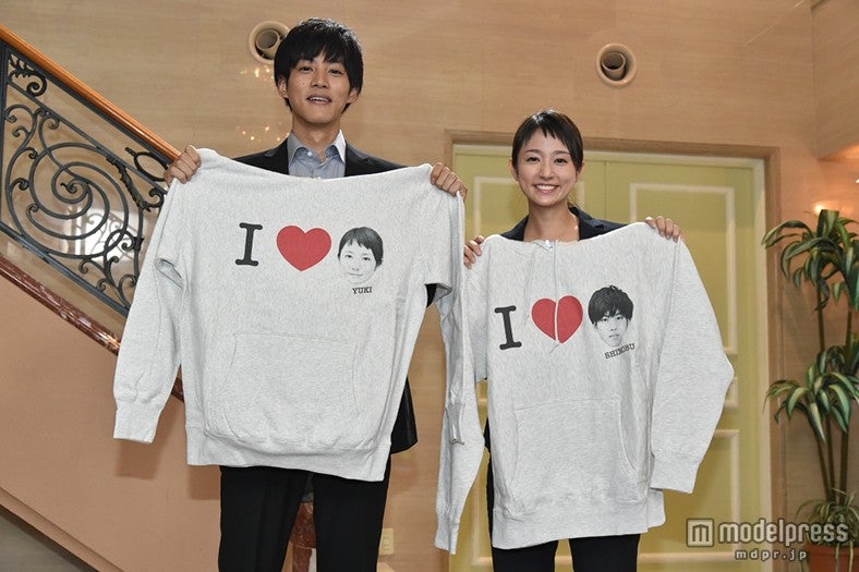 ペアルックパーカーのプレゼント／松坂桃李、木村文乃（画像提供：関西テレビ）
