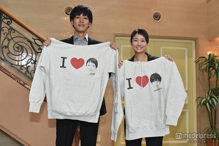ペアルックパーカーのプレゼント/松坂桃李、木村文乃(画像提供:関西テレビ)