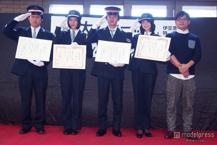 写真左から:前野朋哉、橋本愛、池松壮亮、小林涼子、飯塚健監督