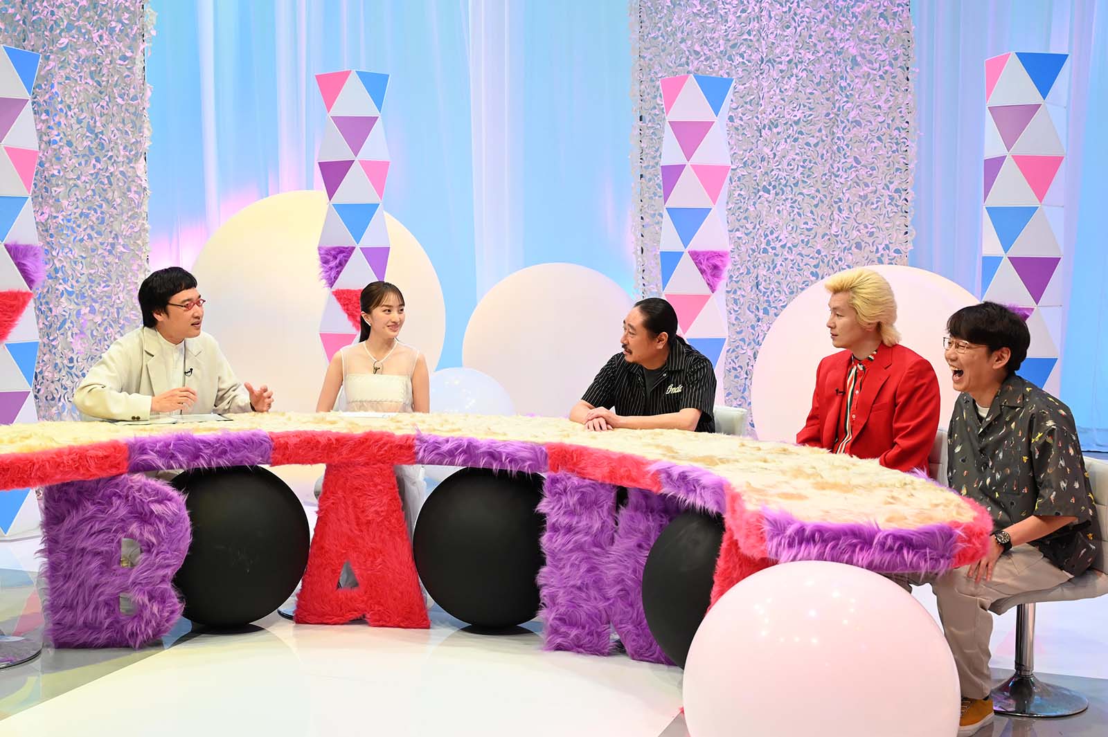 山里亮太、百田夏菜子、西田幸治、カズレーザー、小宮浩信（C）読売テレビ・日本テレビ