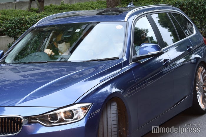 8日、裁判所に入る桜井野の花をのせた車 (C)モデルプレス