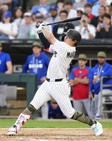 村上宗隆 初の2打席連発！HR単独1位 大谷翔平の日本選手メジャー1年目最多22本塁打にあと5本 7試合ぶり一発に続いて確信弾！スタンドが大熱狂