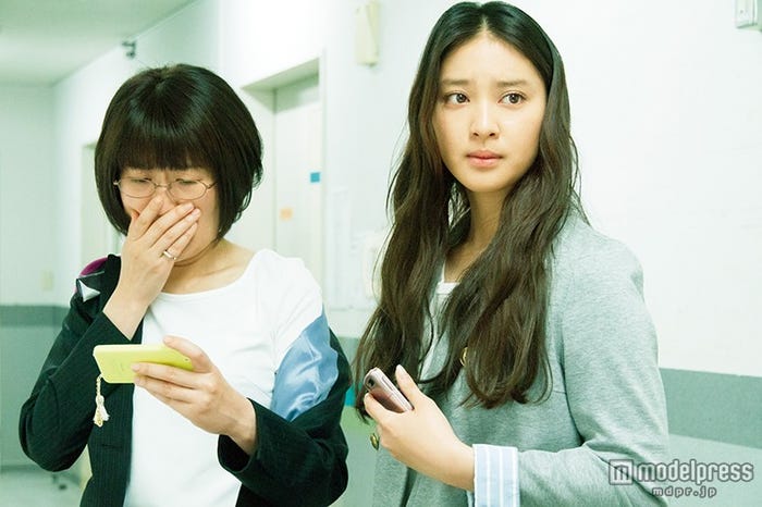 光浦靖子、武井咲(C)2014「クローバー」製作委員会(C)稚野鳥子/集英社