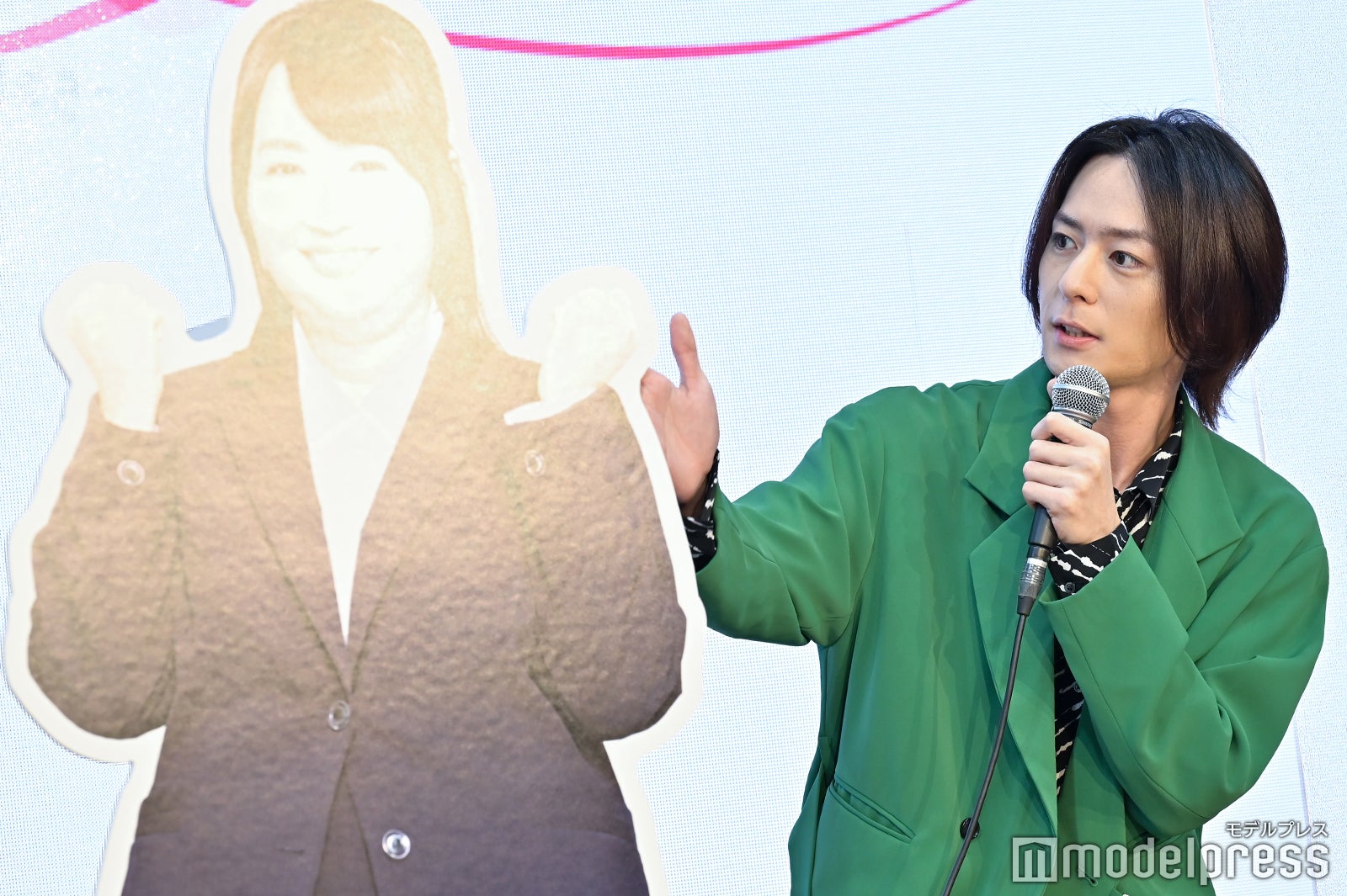 大原優乃のパネルと犬飼貴丈 （C）モデルプレス