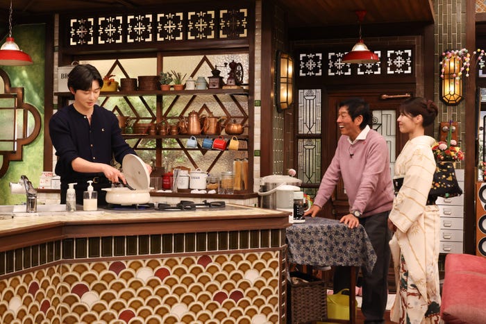 パク・ソジュン、明石家さんま、有村架純(C)カンテレ・フジテレビ