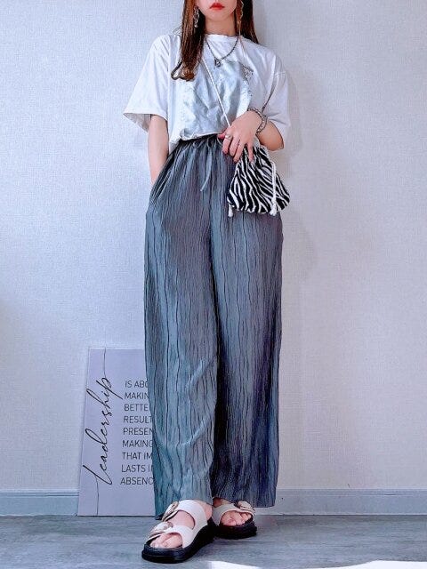 【チャコールパンツ×メタリックTシャツ】旬の素材合わせでモードカジュアル