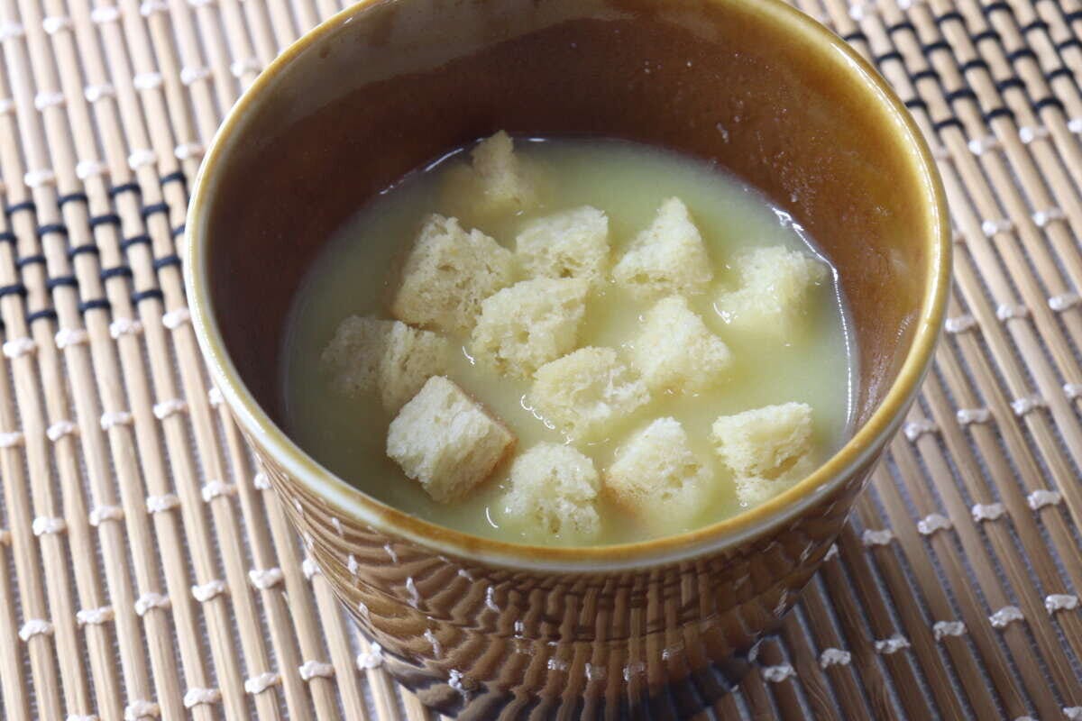 茶色のカップに入ったスープに、たくさんのクルトンが浮かんでいる 茶色のカップに入ったスープに、たくさんのクルトンが浮かんでいる