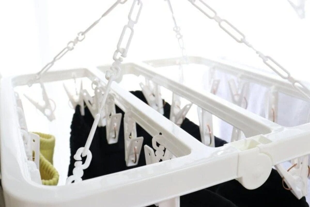 ダイソーのタオルも干せる折りたたみピンチハンガーに洗濯物を干した状態