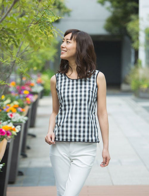 ノースリーブメモリーギンガムチェックブラウス「TALBOTS」4,320円（税込）／画像提供：TALBOTS