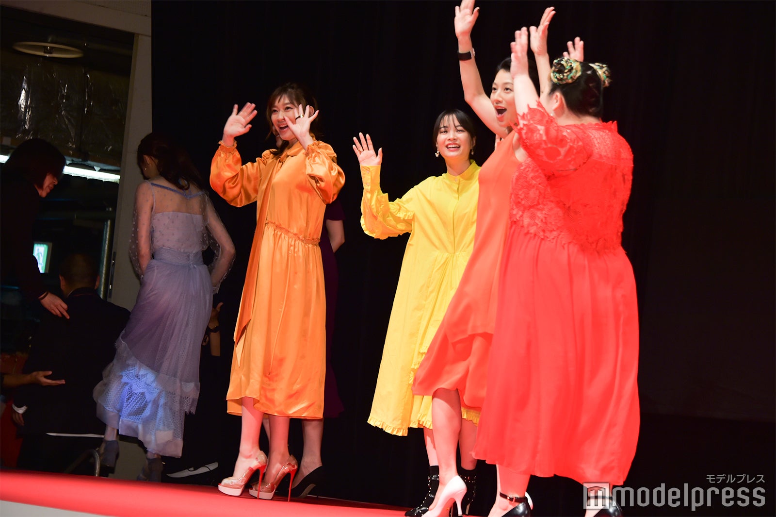 小池栄子と渡辺直美のアゲアゲな退場に広瀬すず爆笑 （C）モデルプレス