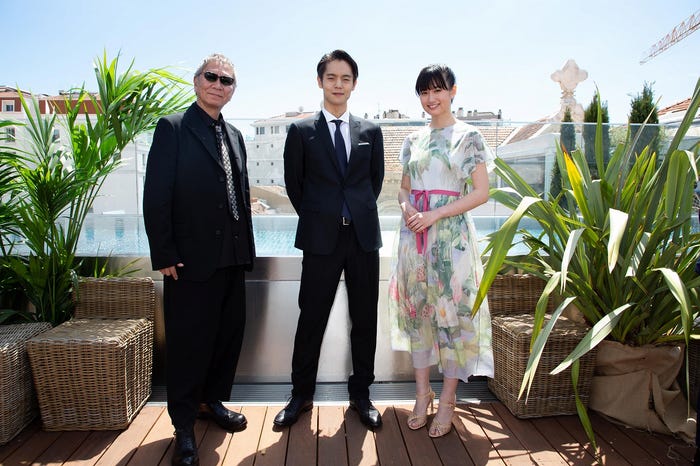 (左から)三池崇史監督、窪田正孝、小西桜子(c)Kazuko Wakayama