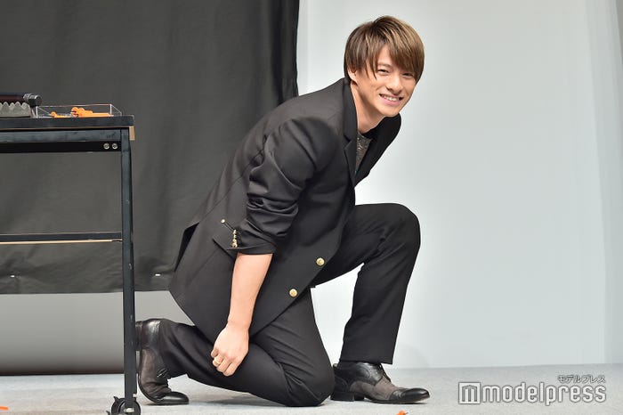 風船を銃で割るゲームで太ももに割れた風船があたり痛くてしゃがみこむもポーズを決めた平野紫耀(C)モデルプレス