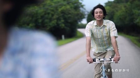 自転車で風を切るCMのワンシーン