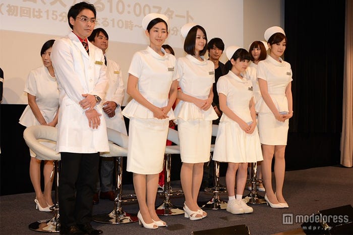 (前列左より)柳楽優弥、木村多江、堀北真希、志田未来、高梨臨