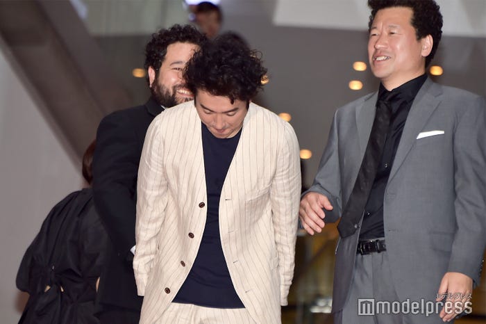 お辞儀が丁寧 (C)モデルプレス