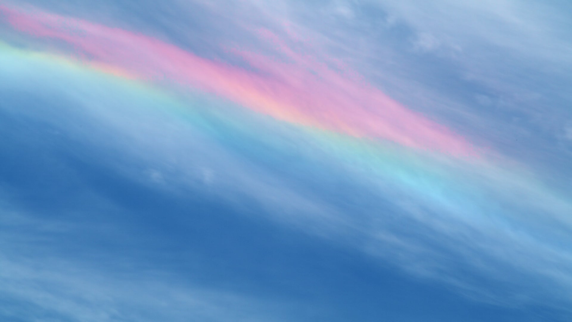 珍しい現象“彩雲”（C）YOANI／KING RECORDS