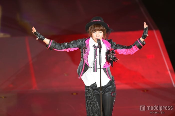 「クロス」を歌う宮澤佐江/(C)AKS