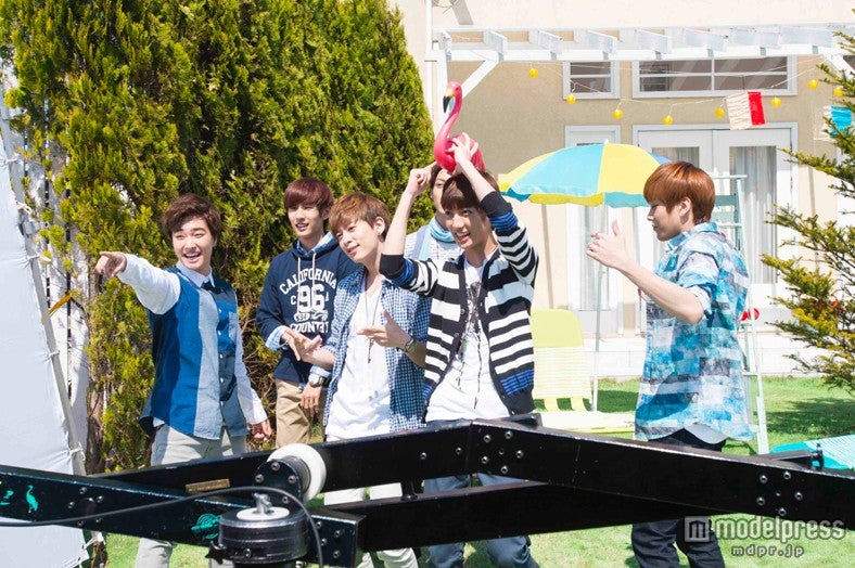 和気あいあいと撮影を楽しむBOYFRIEND