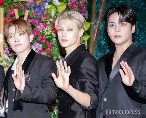 ATEEZ、グリーンカーペットに全員黒スーツで圧巻オーラ ファンの歓声にも応える【Mrs. GREEN APPLE presents「CEREMONY」】
