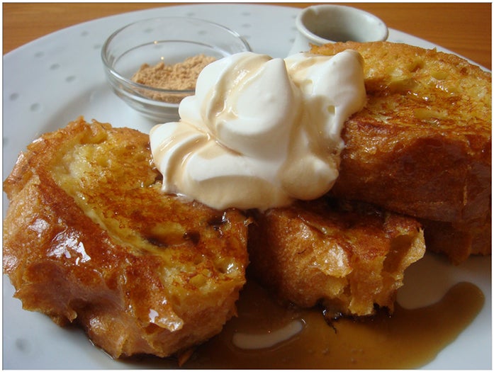 黒糖ミルクに漬け込んだバゲットにたっぷりホイップクリームをのせた「黒糖のフレンチトースト」￥780
