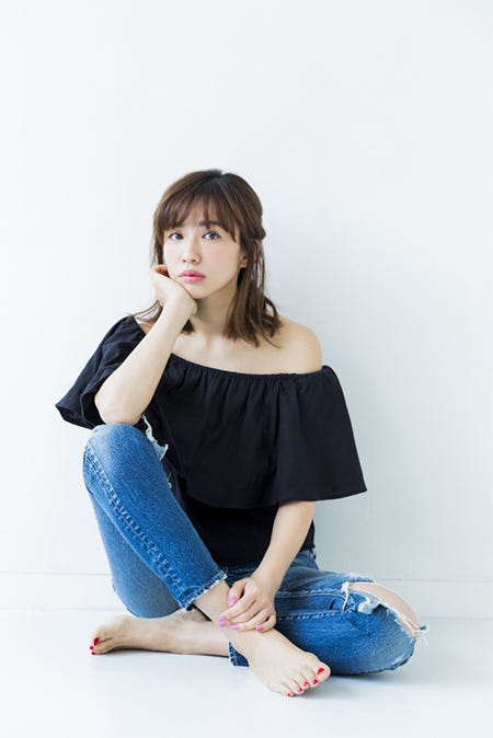 オフショルダーでデコルテ披露(C)TOPLOG