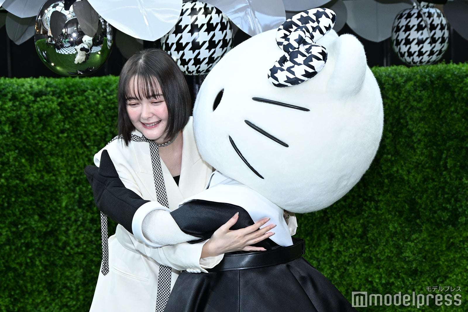 ハローキティとハグする玉城ティナ（C）モデルプレス