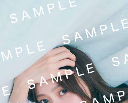 乃木坂46弓木奈於、素肌感たっぷりで横たわる 1st写真集封⼊ポストカード第4弾解禁【天使だったのか】