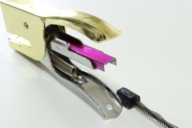 ダイソー　レバー式ホッチキス（ゴールドカラー、シルバーカラー）　充填