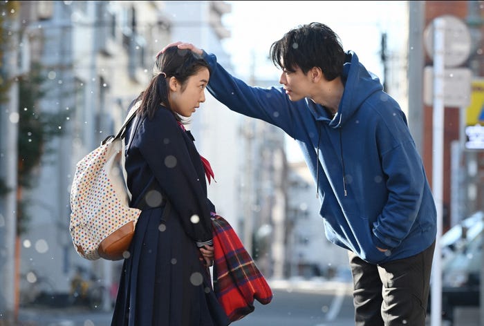 上白石萌音、佐藤健/「恋はつづくよどこまでも」第1話より(C)TBS