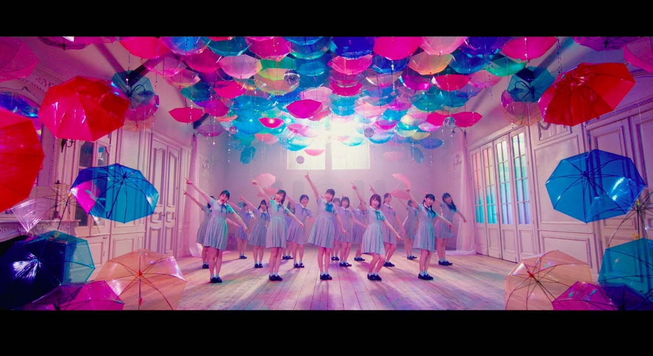 HKT48の10枚目のシングル「キスは待つしかないのでしょうか？」MVより（C）AKS