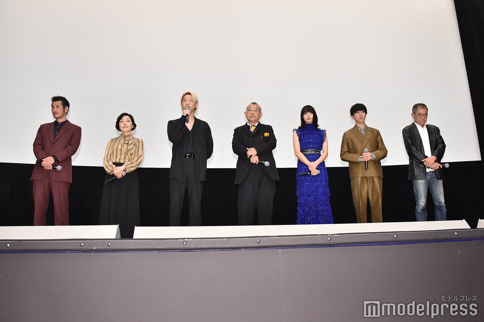 （左から）渋川清彦、小林聡美、綾野剛、笑福亭鶴瓶、小松菜奈、坂東龍汰、平山秀幸監督（C）モデルプレス