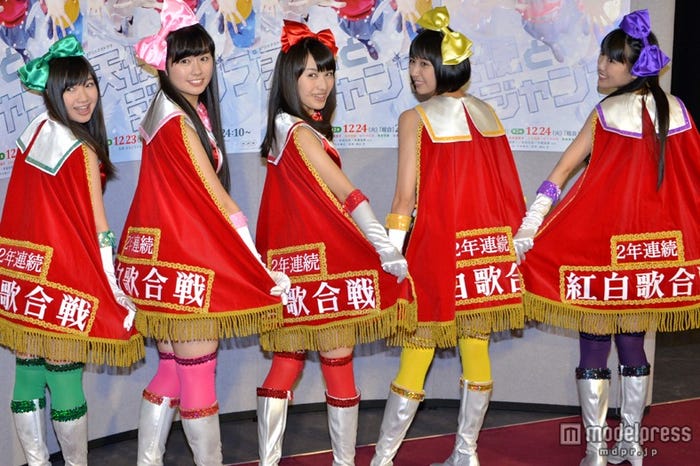 2年連続紅白歌合戦出場に意気込みを見せるももクロ(左より)有安杏果、佐々木彩夏、百田夏菜子、玉井詩織、高城れに