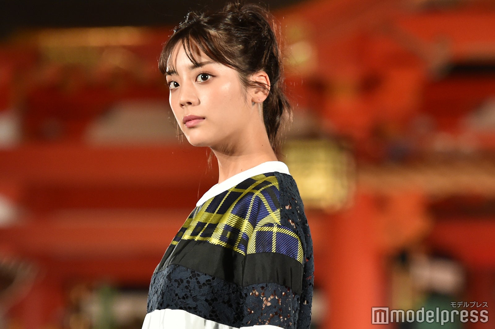 貴島明日香、地元凱旋ランウェイで美脚スラリ　思い出の地にしみじみ＜神コレ2022A／W＞