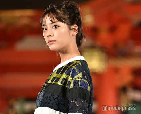 貴島明日香、地元凱旋ランウェイで美脚スラリ 思い出の地にしみじみ<神コレ2022A/W>