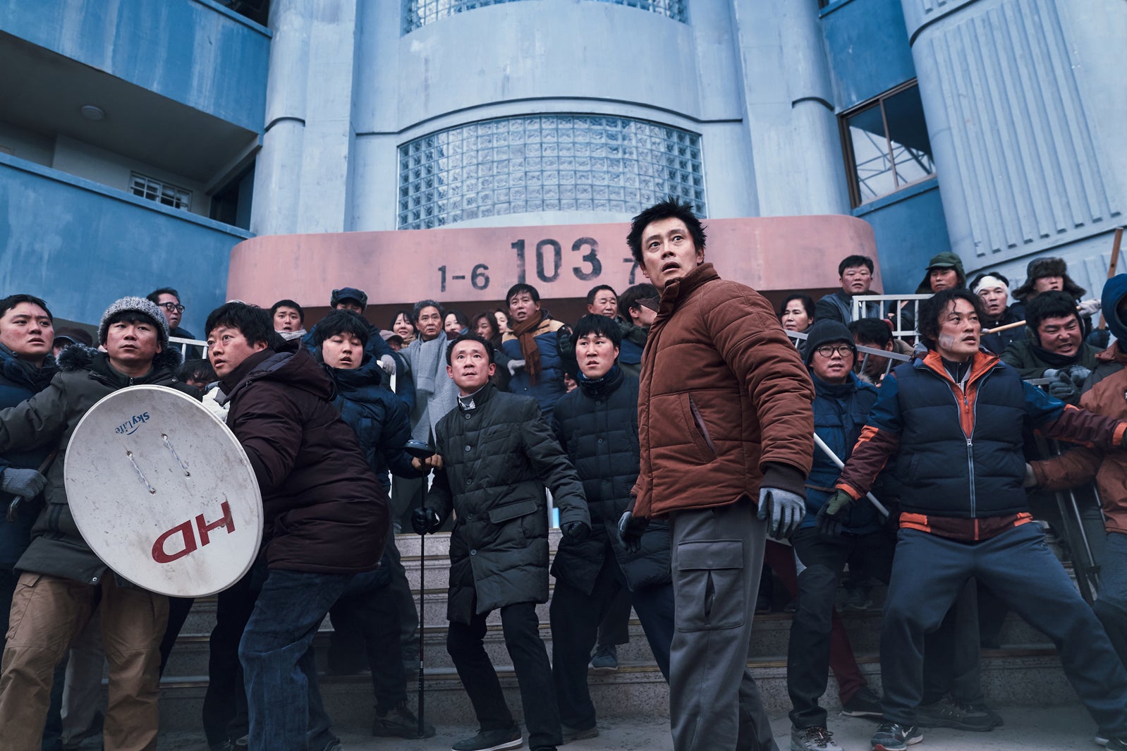 「コンクリート・ユートピア」（C）2023 LOTTE ENTERTAINMENT & CLIMAX STUDIO, INC. ALL RIGHTS RESERVED.