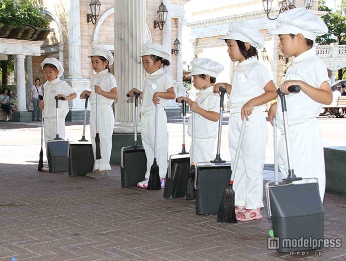 コスチュームに着替えて掃除を体験(C)Disney