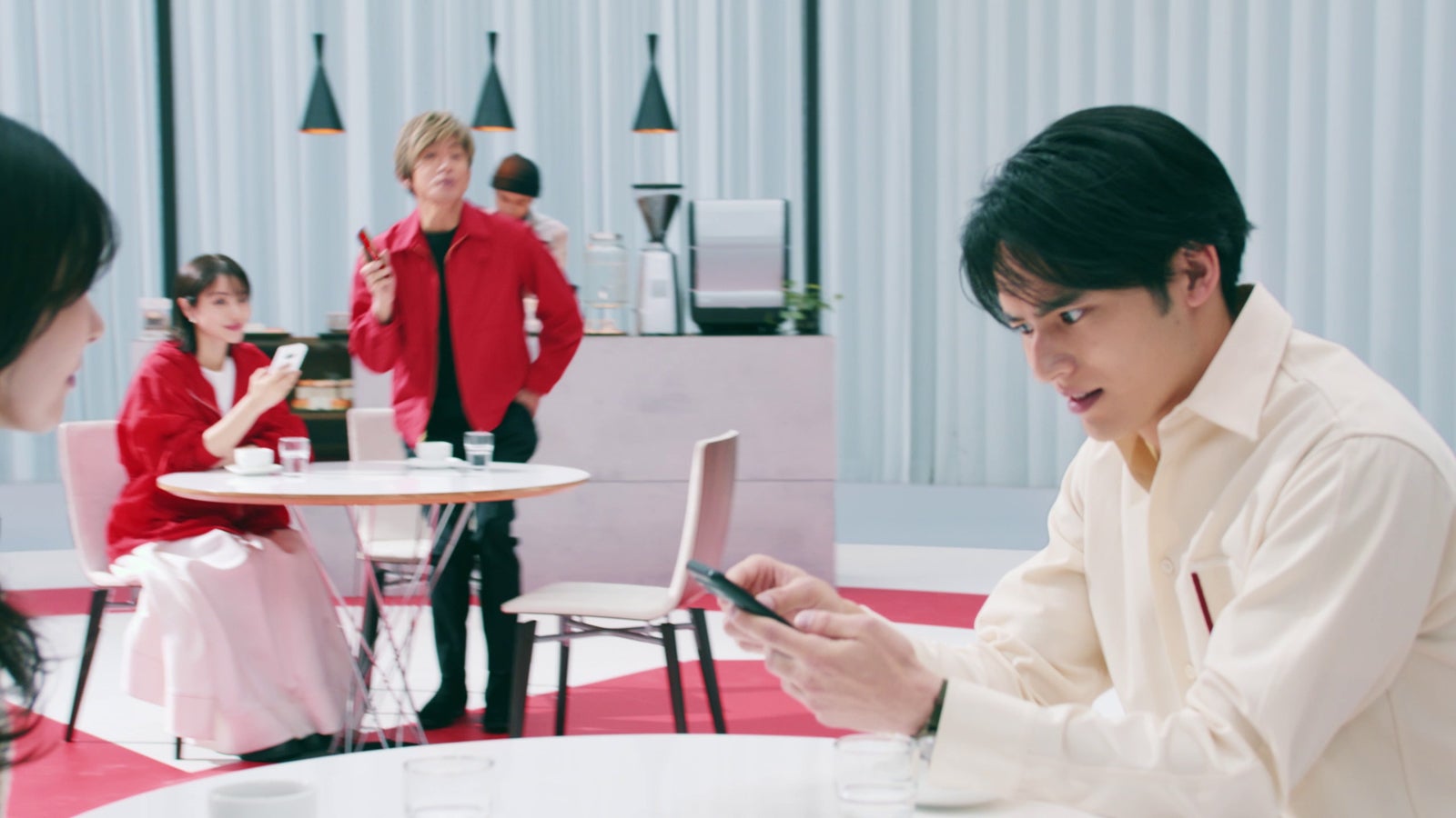 石原さとみ、木村拓哉、水上恒司／新テレビCM「アプリ1つでアクセス」篇より（提供写真）