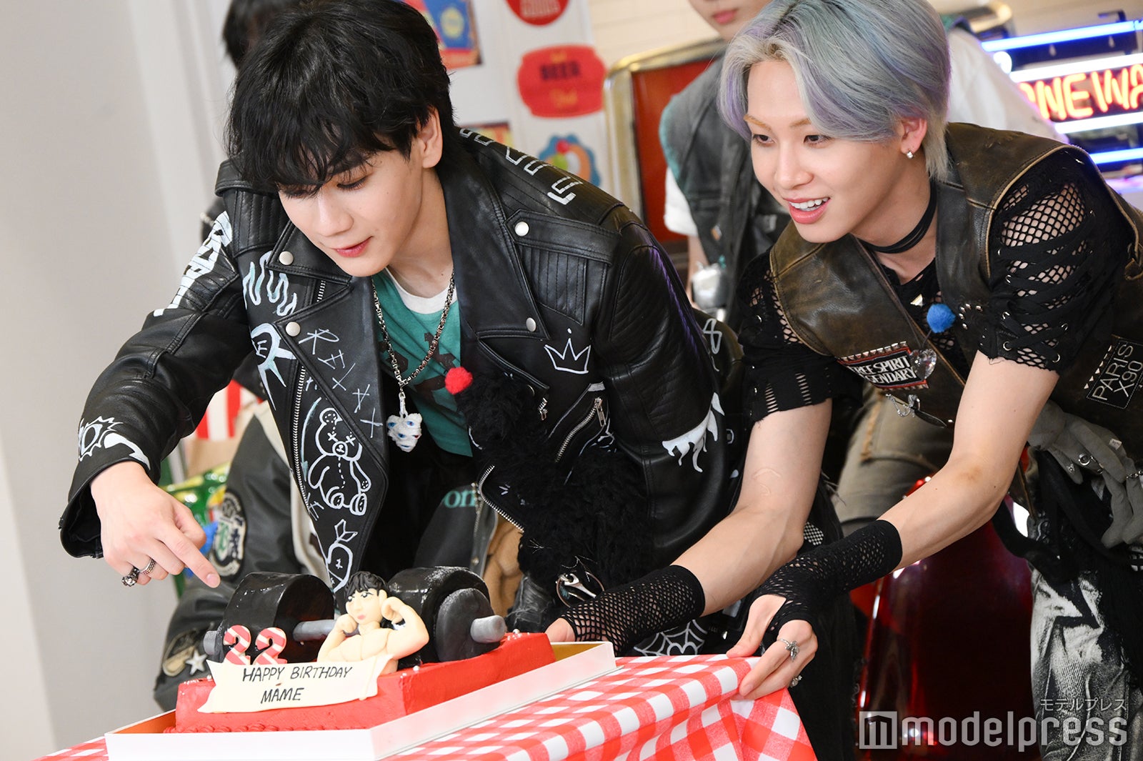 ダンベルを模したバースデーケーキと豆原一成、川尻蓮（C）モデルプレス