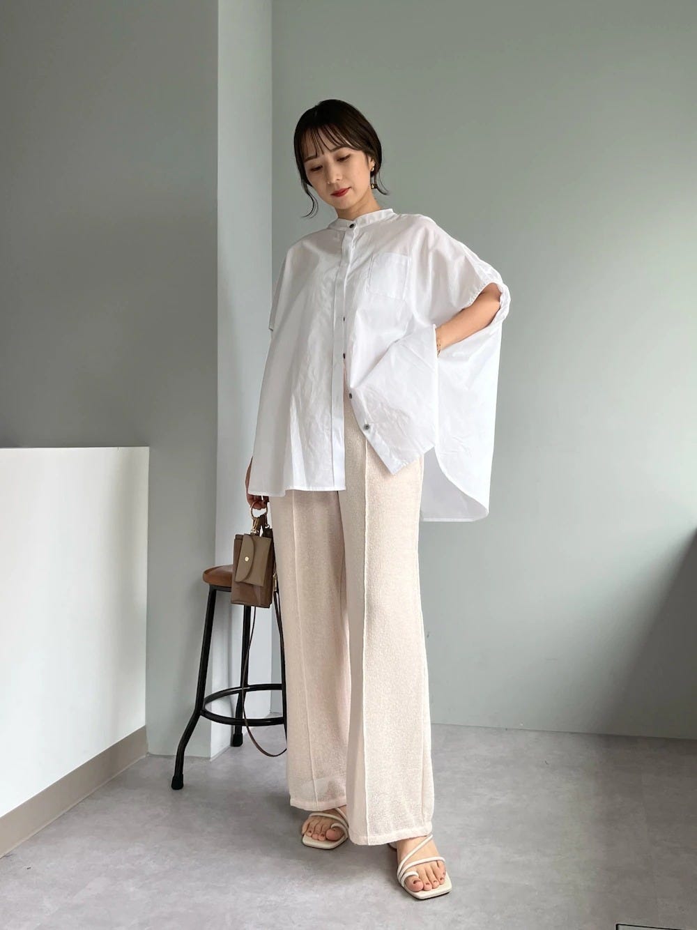 レディース パンツ コーディネート 夏 レディース コーディネート コーデ 着こなし おすすめ オススメ トレンド コツ おしゃれ お洒落 オシャレ 2022 夏 パンツ パンツコーデ ブラウス シャツ 白パンツ サンダル