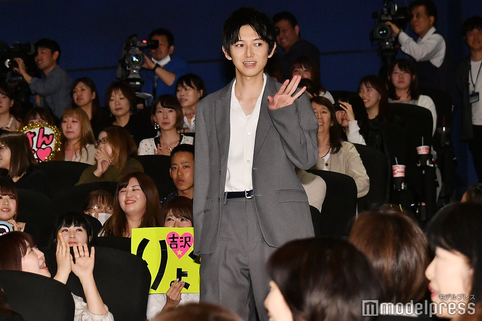 観衆に手を振る本郷奏多 （C）モデルプレス