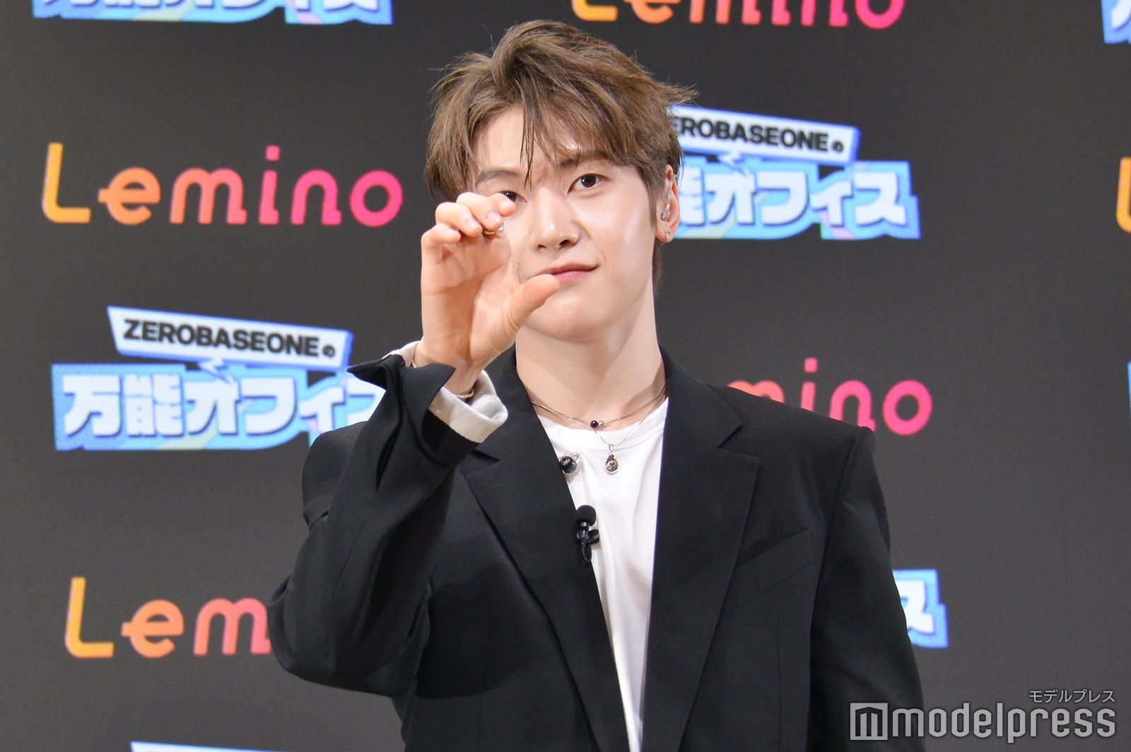 隙あればファンサービスをしていたソク・マシュー（C）モデルプレス