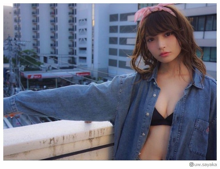 “インスタグラビアの女王”似鳥沙也加、シャツからのぞく美バストに注目集まる