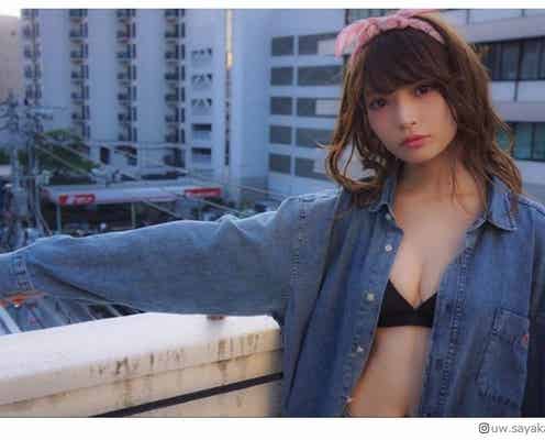 “インスタグラビアの女王”似鳥沙也加、シャツからのぞく美バストに注目集まる
