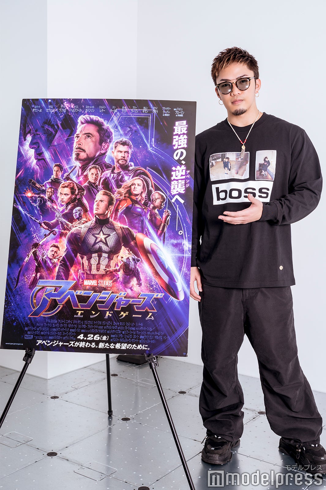 大きなポスターにも興奮（C）モデルプレス